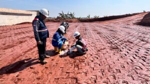 Tim ahli dari PT BBSP mengenakan alat pelindung diri sedang melakukan pengujian kepadatan lapisan tanah (sand cone test) di lokasi Proyek Pembangunan Tol Akses Patimban untuk memastikan kualitas dan standar konstruksi jalan.