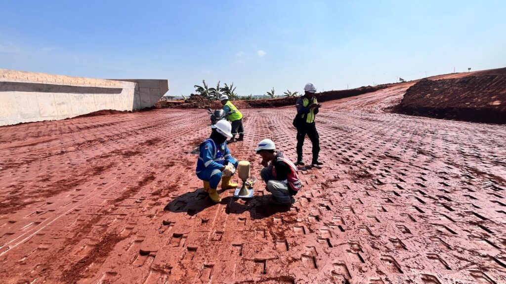 Tim ahli dari PT BBSP sedang melakukan pengujian kepadatan tanah atau Sand Cone Test di lokasi proyek pembangunan Jalan Tol Akses Patimban.