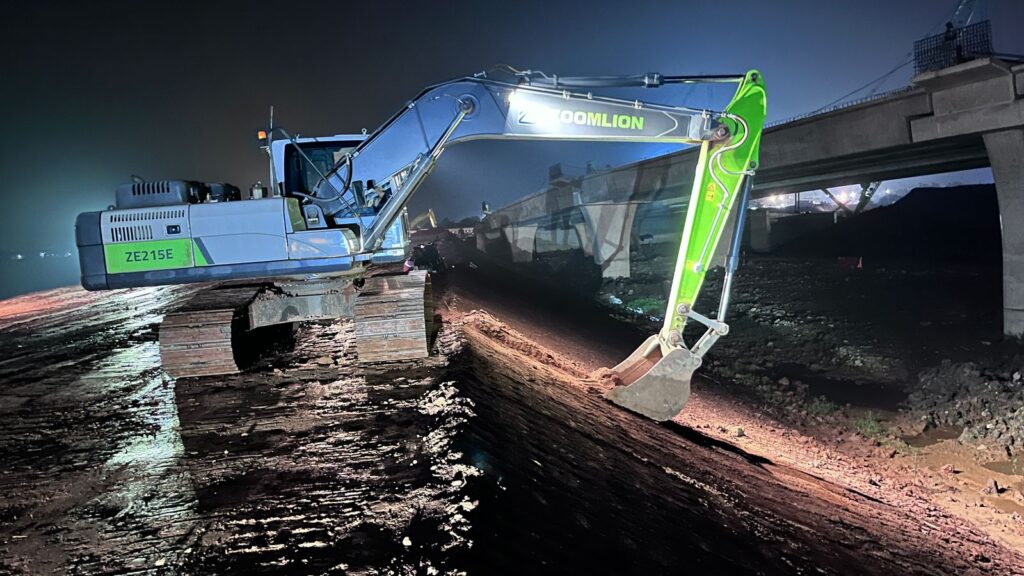 pekerjaan pengerukan atau perataan tanah di malam hari pada proyek konstruksi Tol Akses Patimban