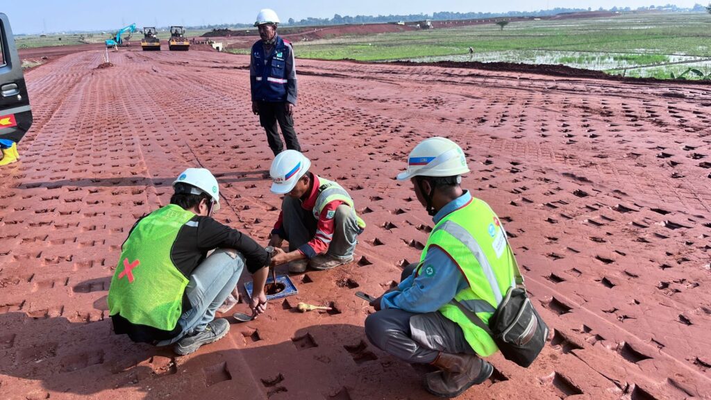 Tim PT BBSP Melakukan Kontrol Kualitas Tanah di Proyek Tol Akses Patimban