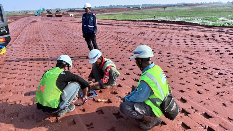 Tim PT BBSP Melakukan Kontrol Kualitas Tanah di Proyek Tol Akses Patimban