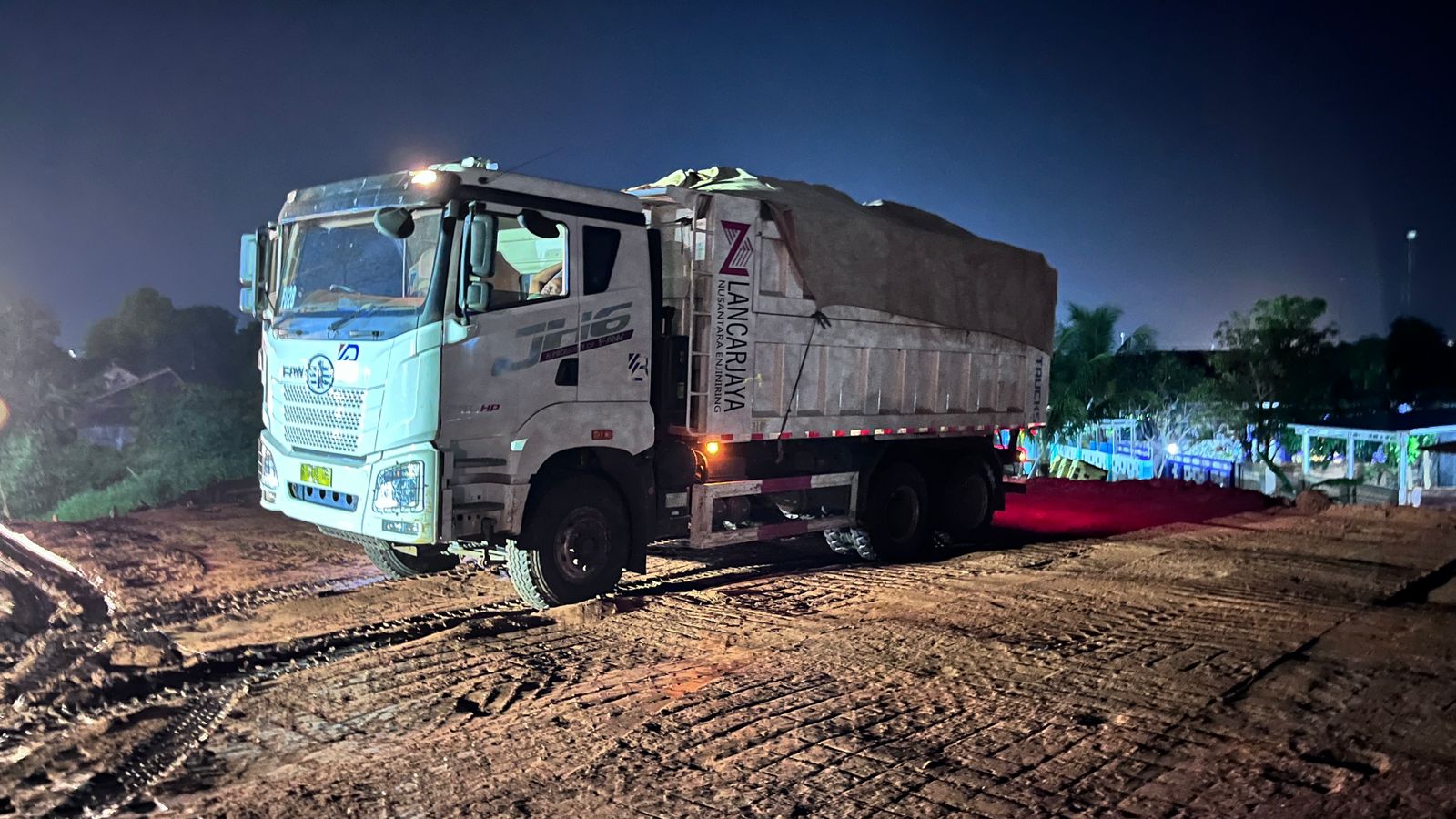 Truk dump PT BBSP mengangkut material untuk proyek pekerjaan tanah